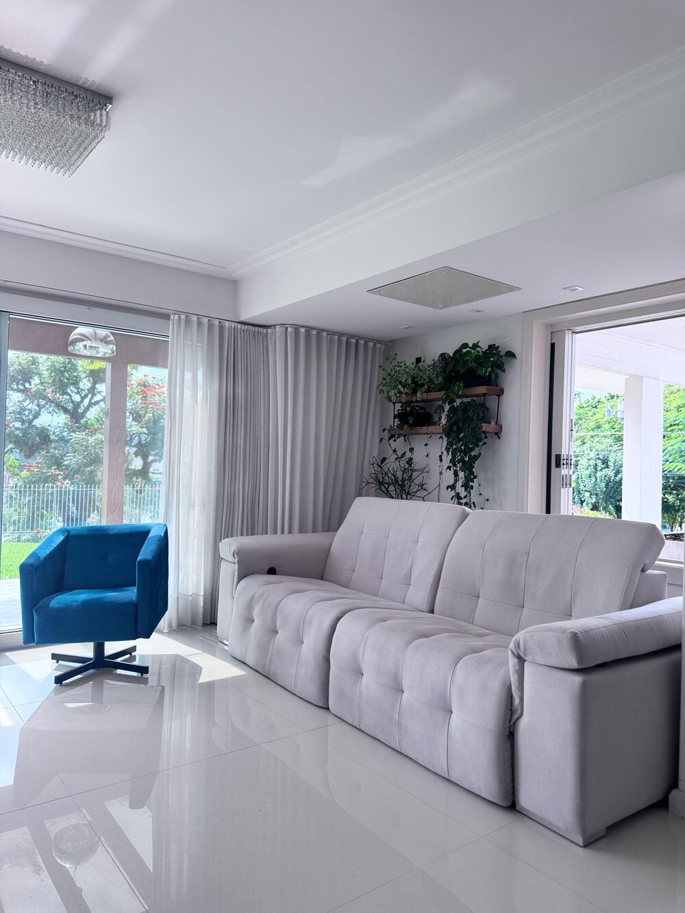 Sala de estar com sofá após higienização completa
