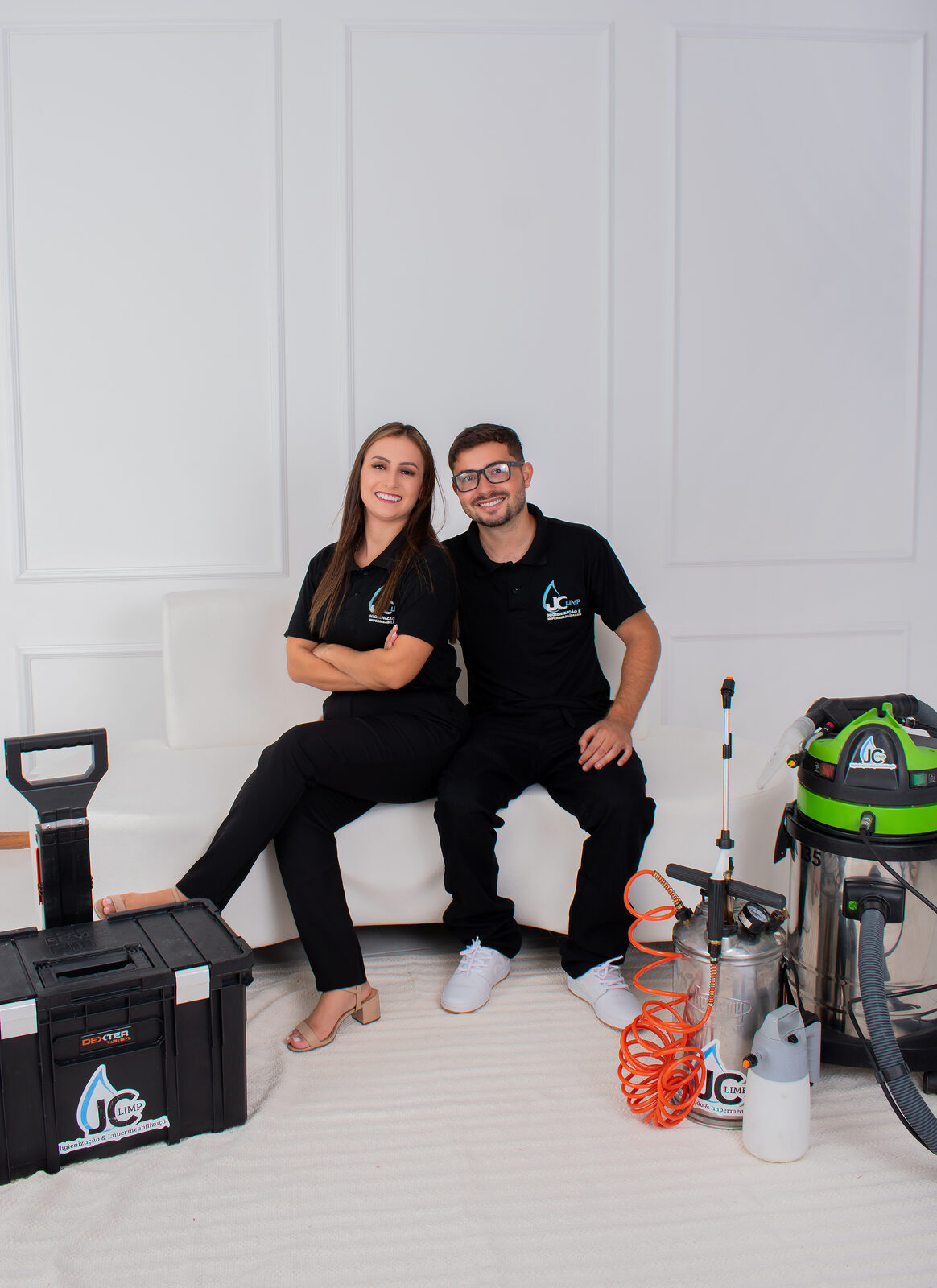 Equipe JC Higienização com equipamentos profissionais